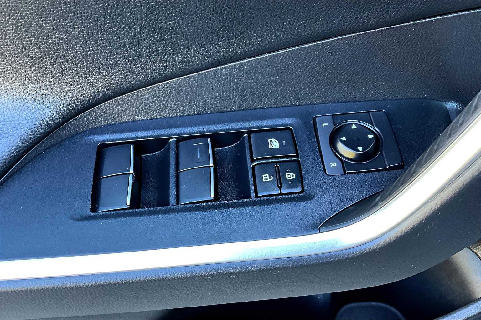 2021 Toyota RAV4 Hybrid XSE photo 32