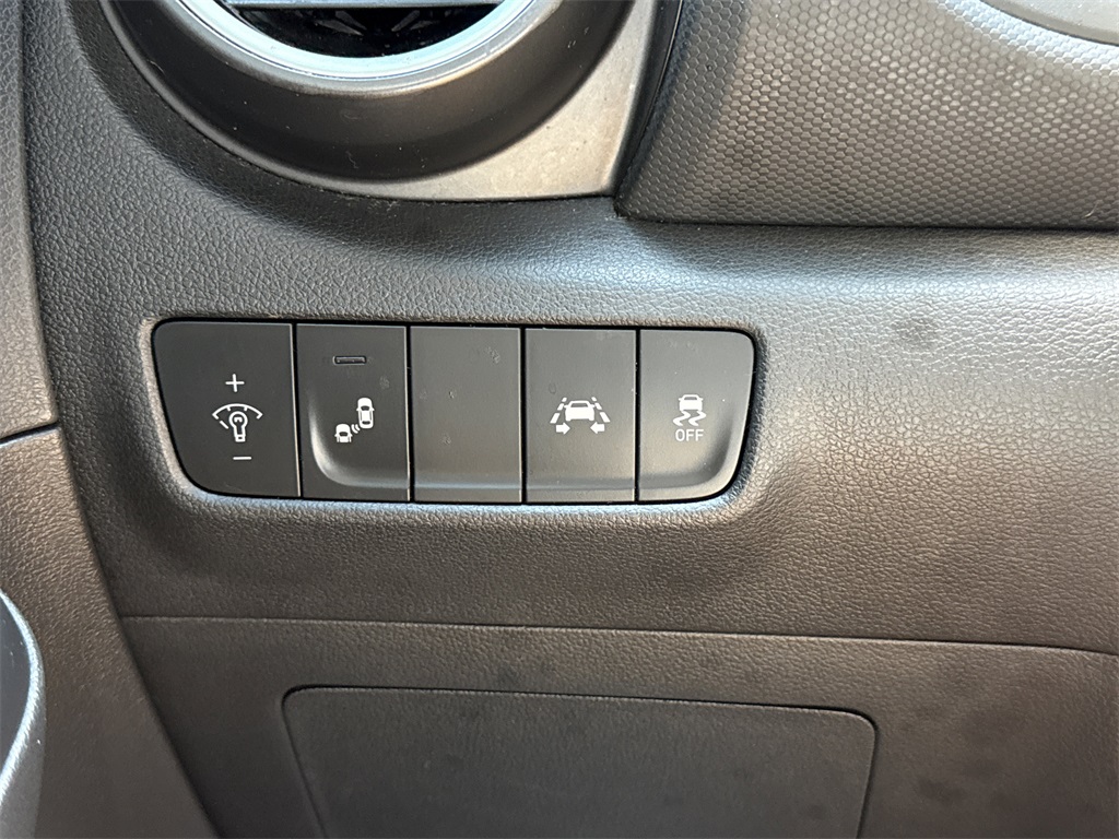 2020 Hyundai Kona SEL Plus photo 17
