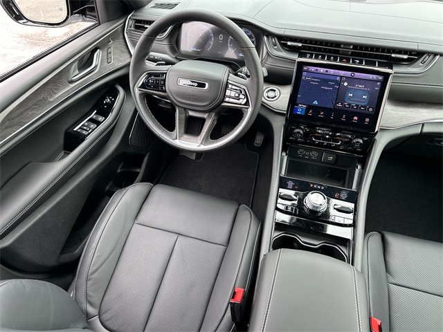 2025 Jeep Grand Cherokee Overland photo 18