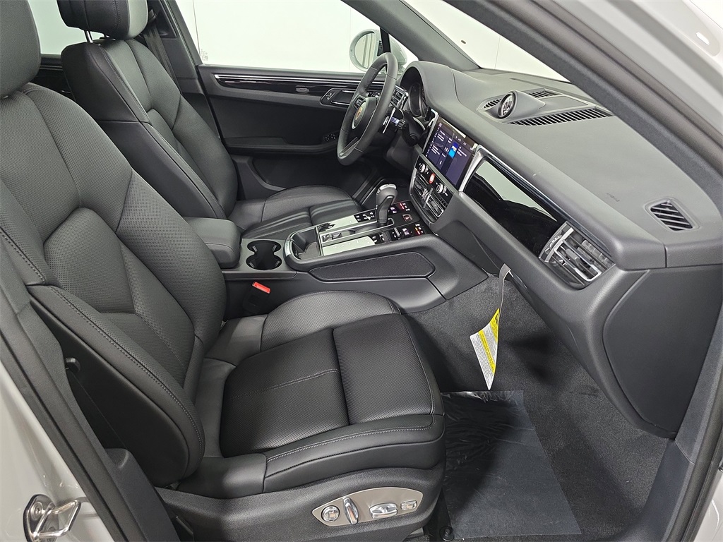 2026 Porsche Macan T photo 25