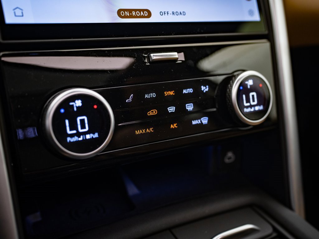2025 Land Rover Discovery Metropolitan Edition photo 16