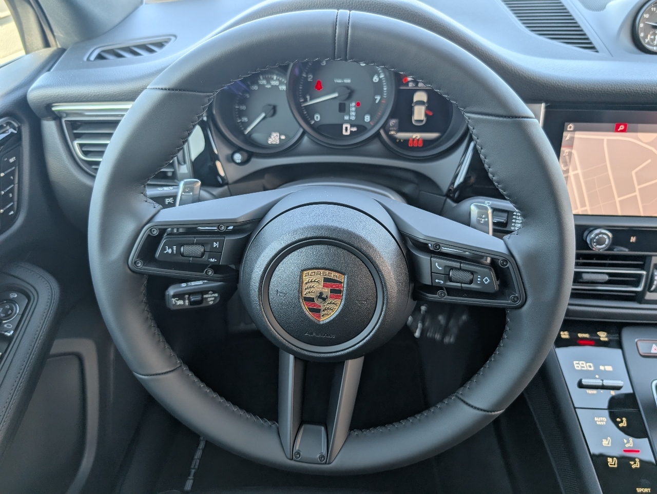 2026 Porsche Macan T photo 19