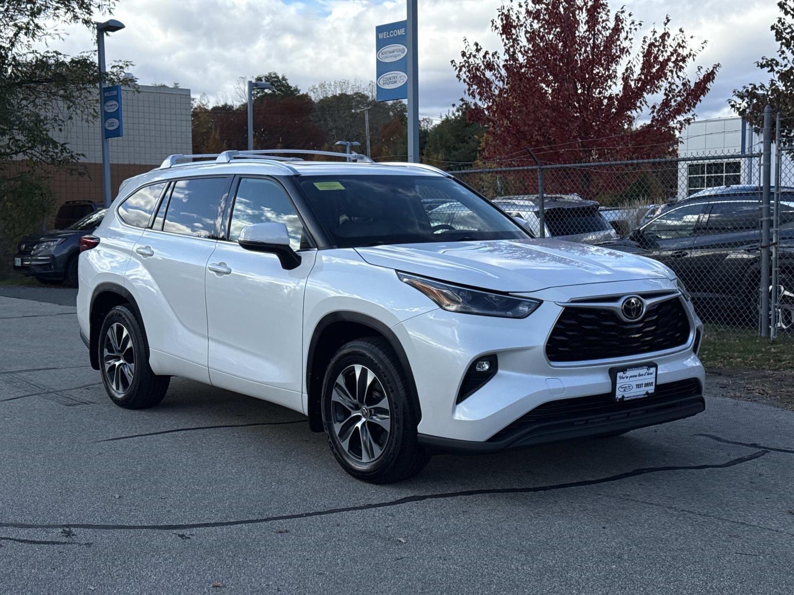 2021 Toyota Highlander XLE photo 3