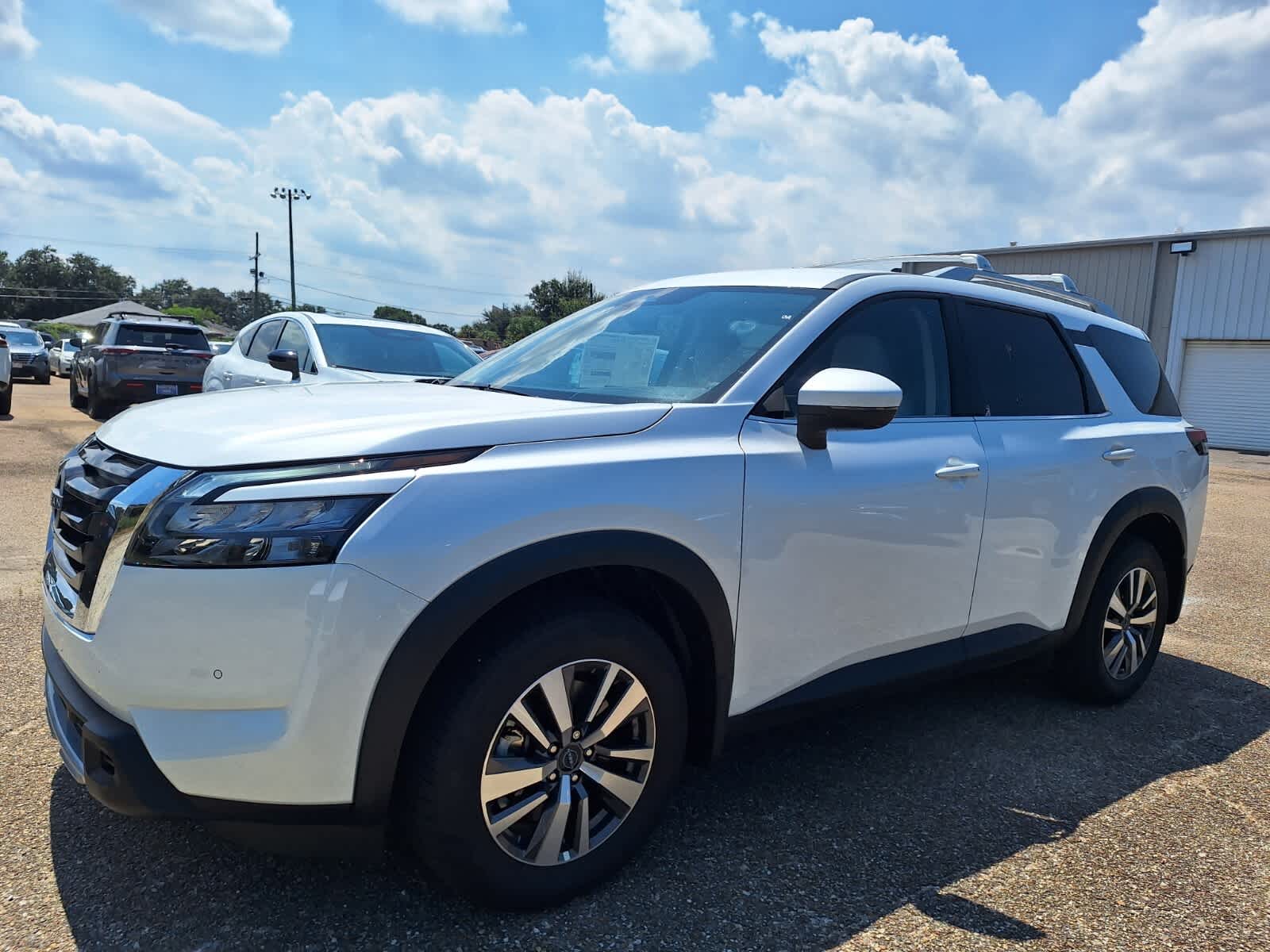 2025 Nissan Pathfinder SL photo 9