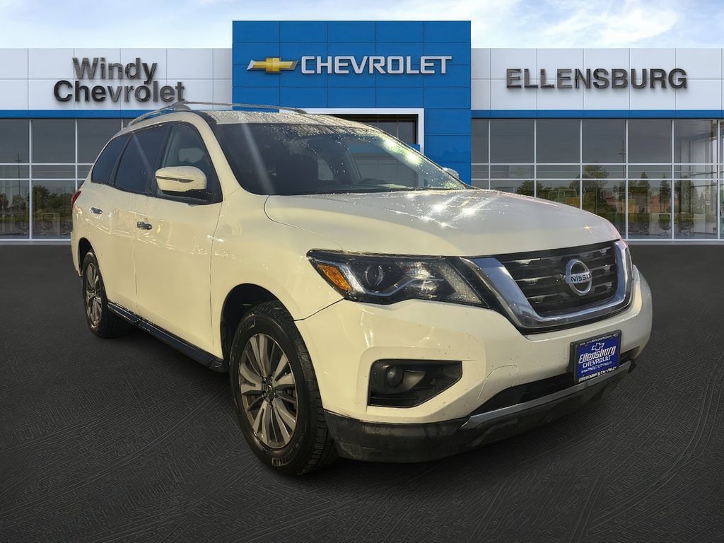 2017 Nissan Pathfinder SV's photo