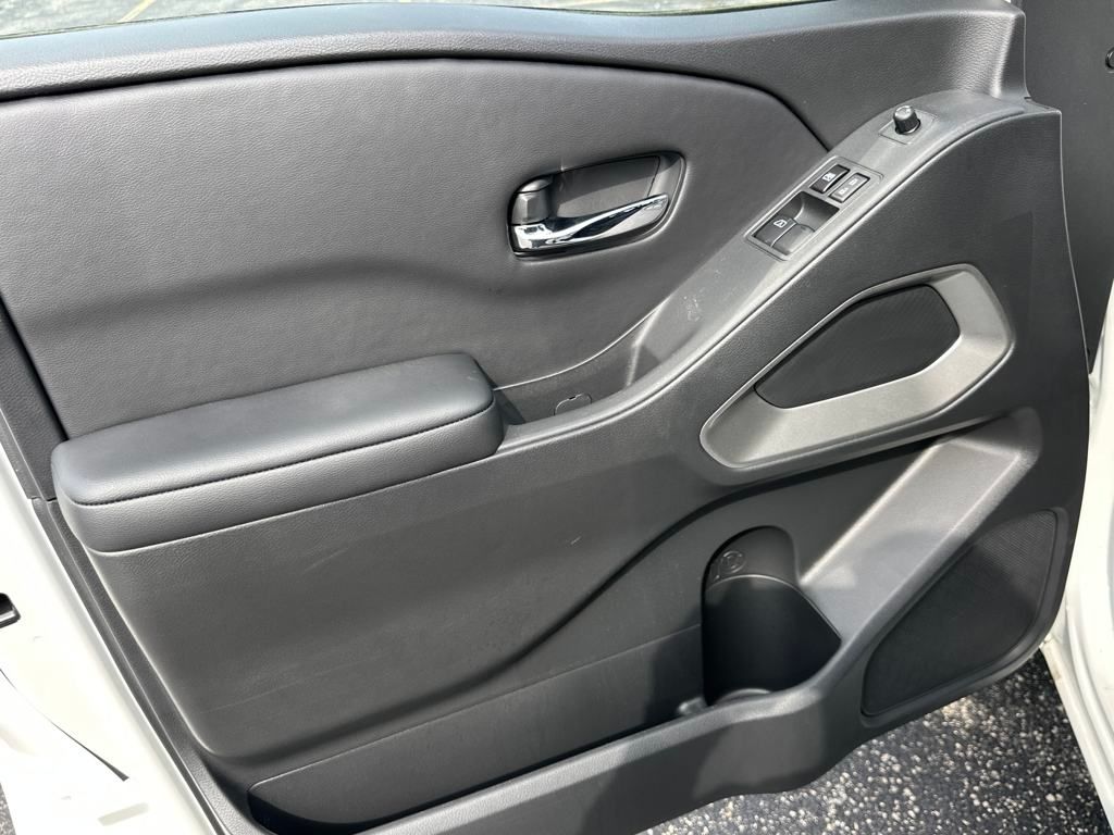 2025 Nissan Frontier SV photo 9