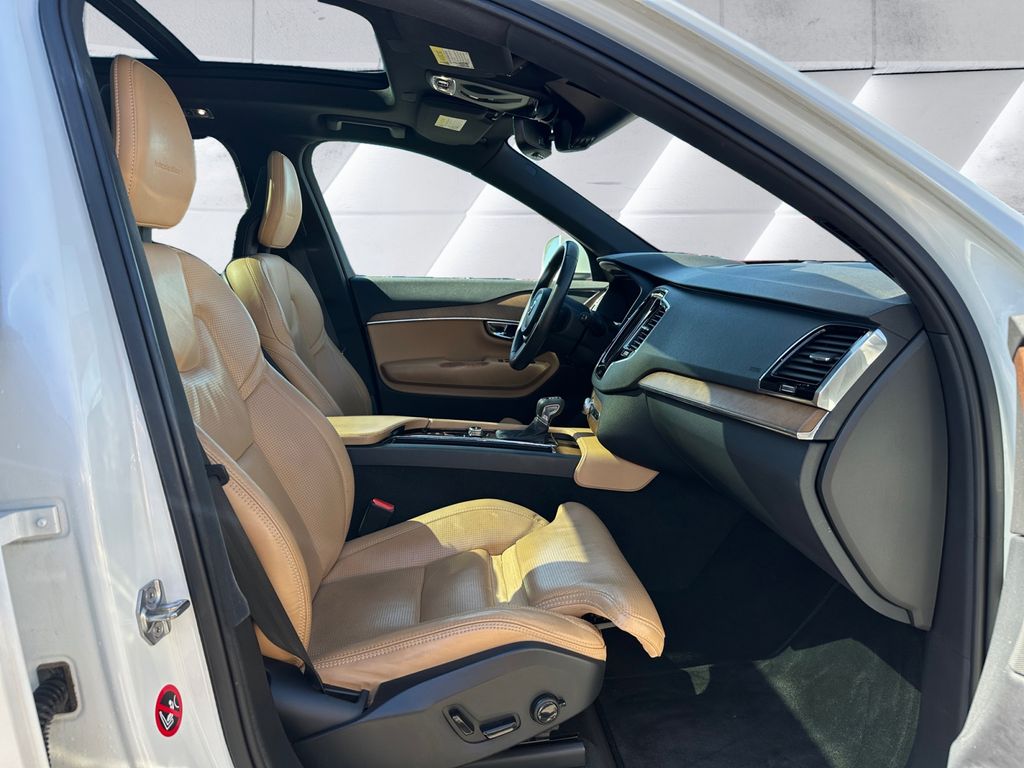 2017 Volvo XC90 T6 Inscription photo 13