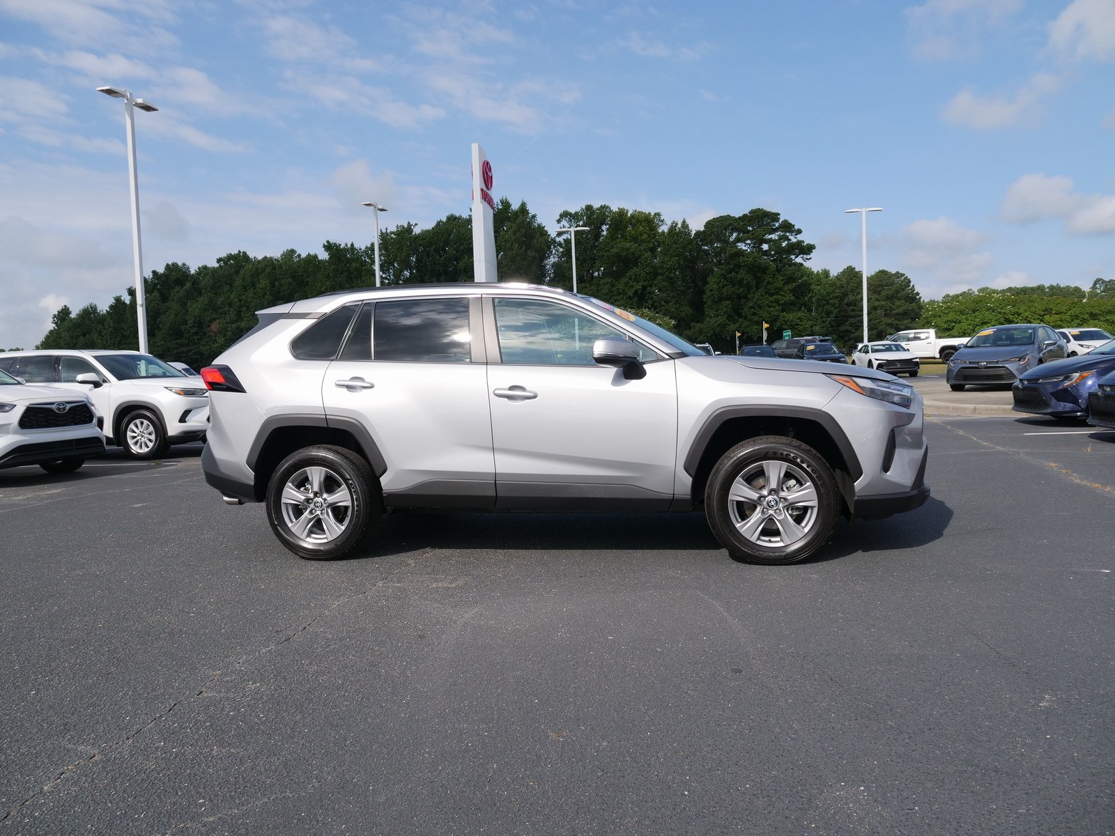 2024 Toyota RAV4 XLE's photo