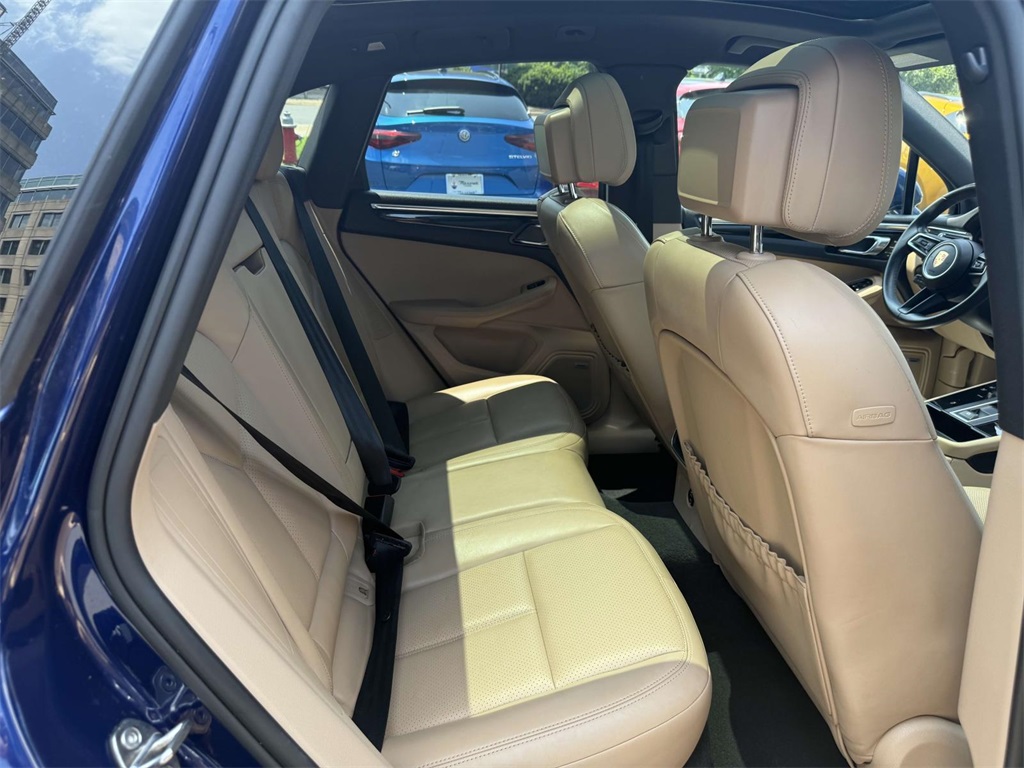 2022 Porsche Macan Base photo 17