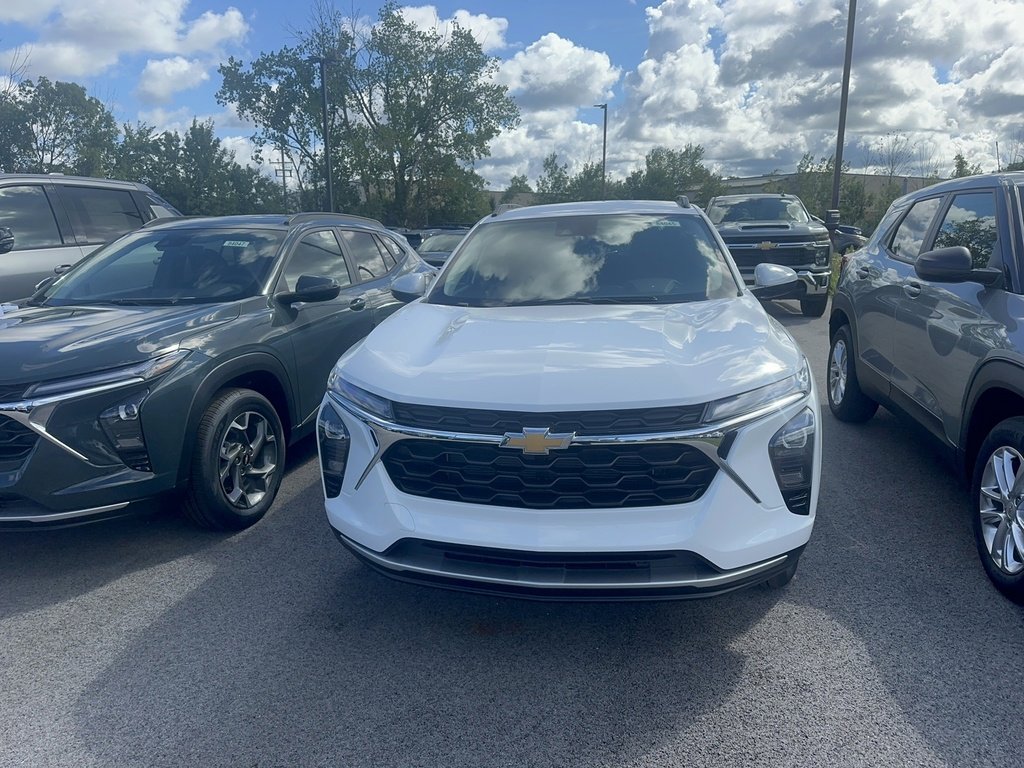 2025 Chevrolet Trax LT photo 2
