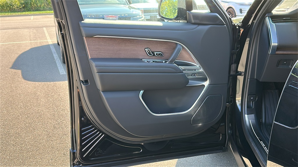 2025 Land Rover Range Rover SE photo 8