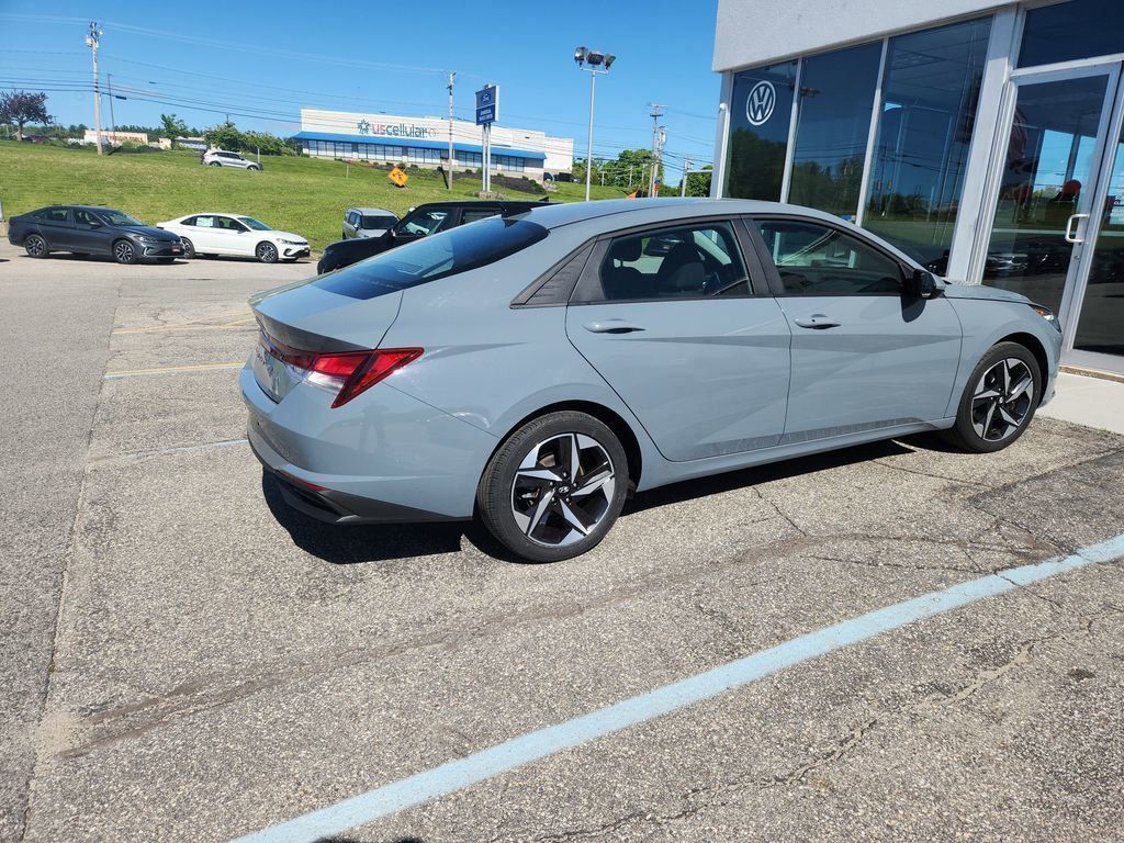 2023 Hyundai Elantra SEL photo 7