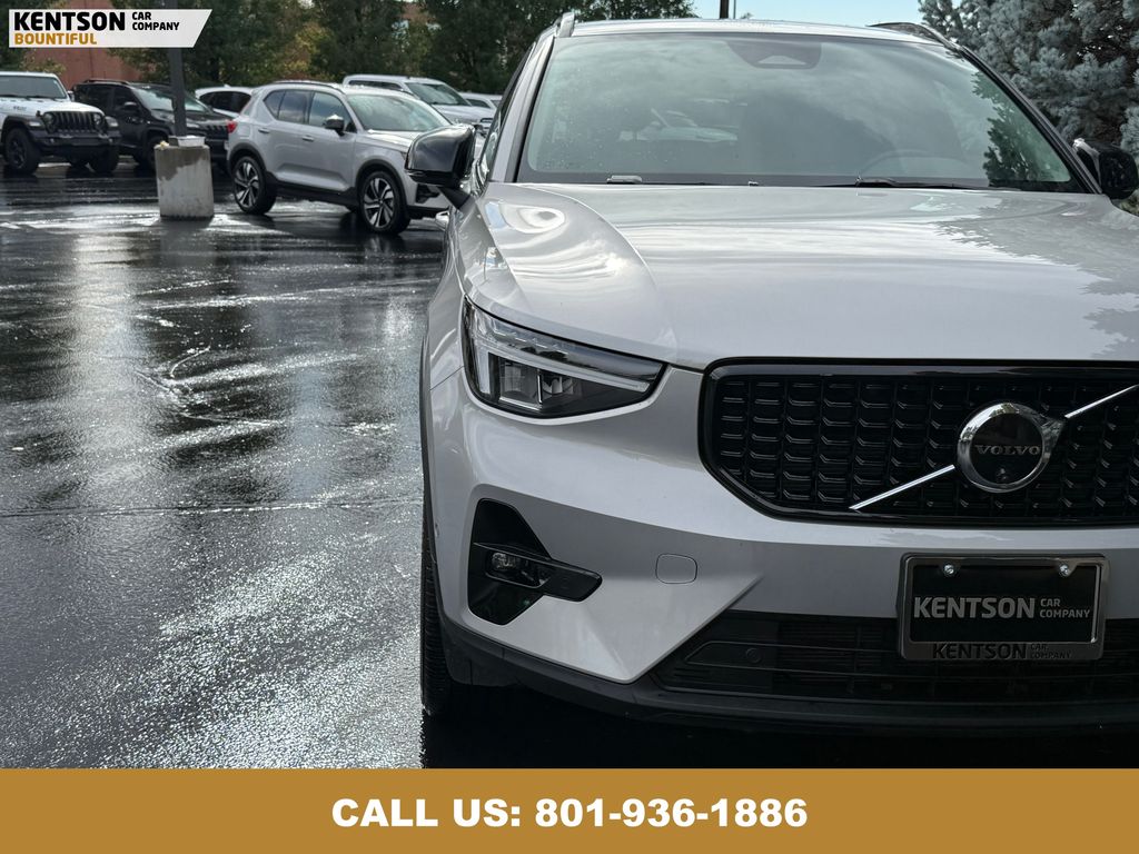 2025 Volvo XC40 Plus photo 13