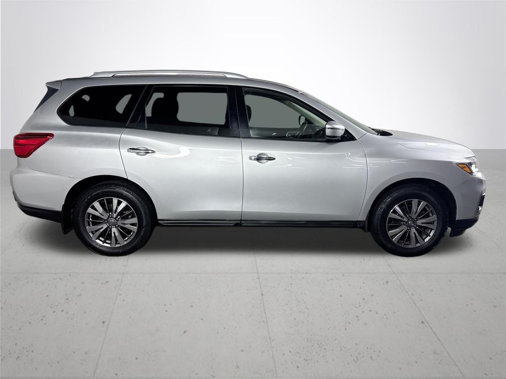 2019 Nissan Pathfinder S photo 5