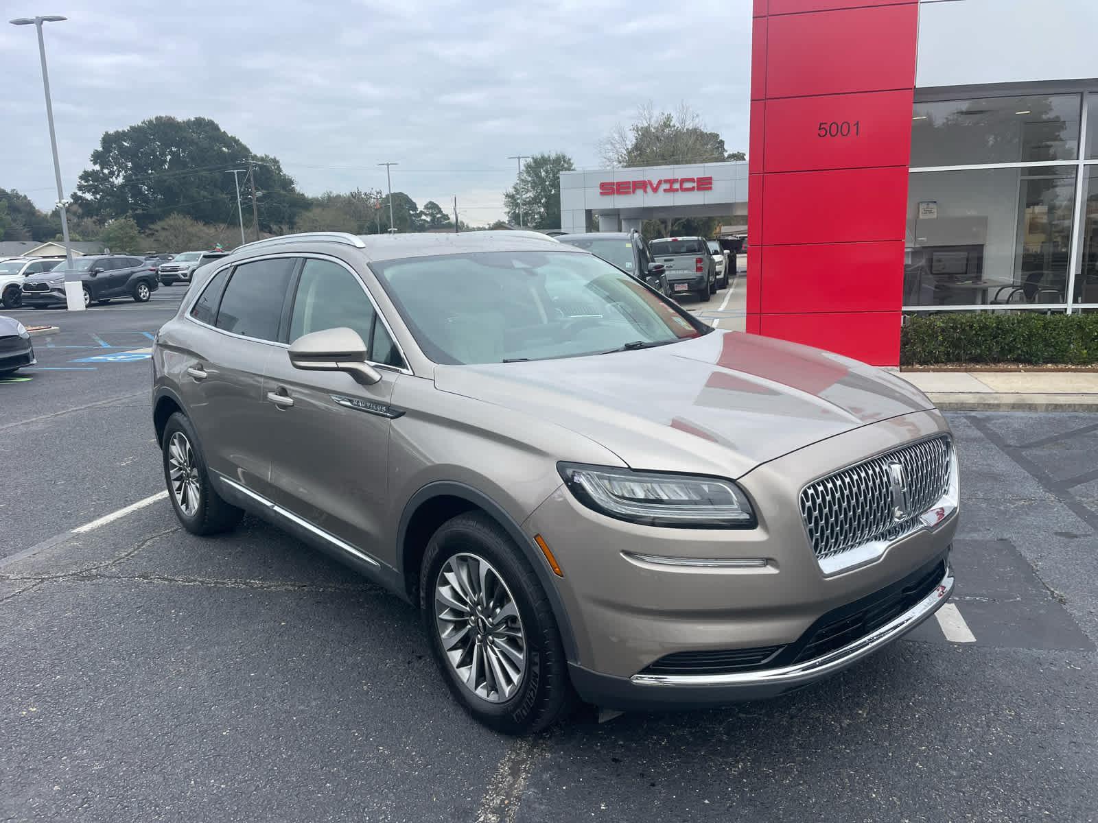 2021 Lincoln Nautilus Standard photo 2