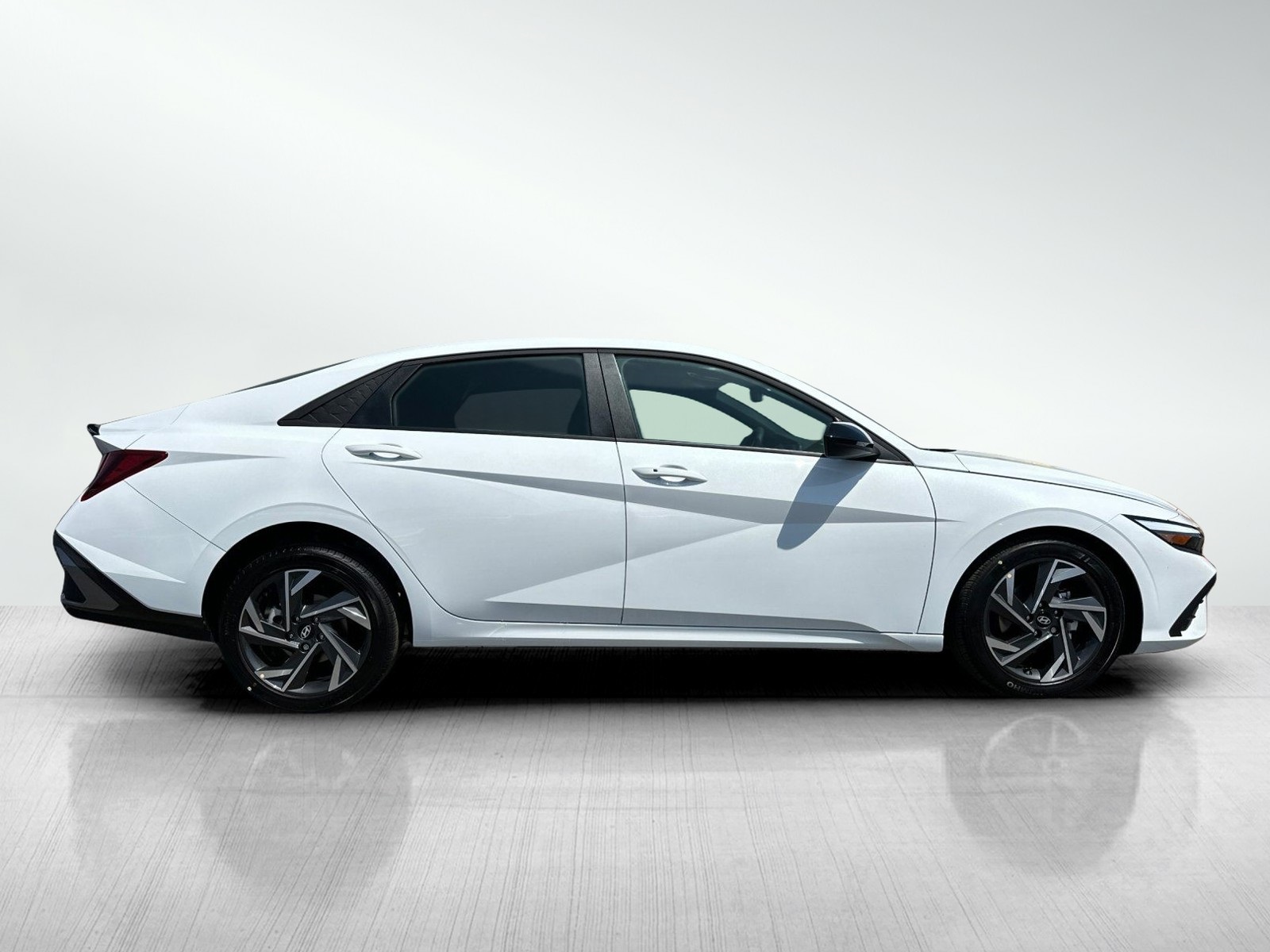 2025 Hyundai Elantra SEL Sport photo 3
