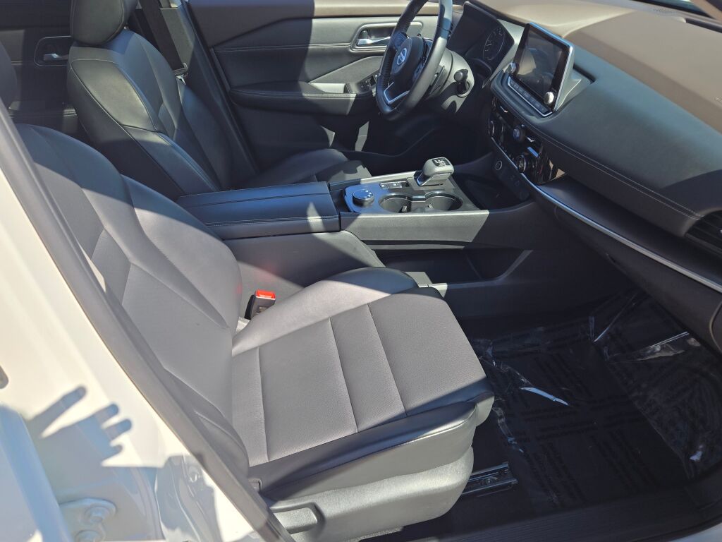 2021 Nissan Rogue SV photo 5