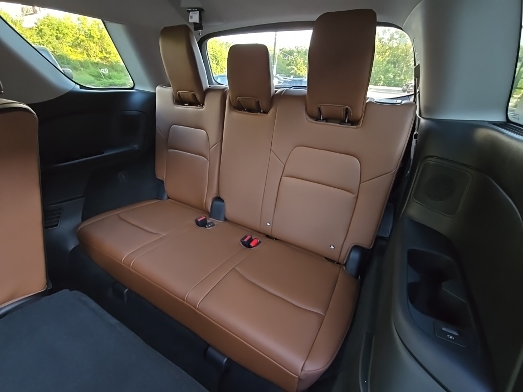 2025 Nissan Pathfinder Platinum photo 8