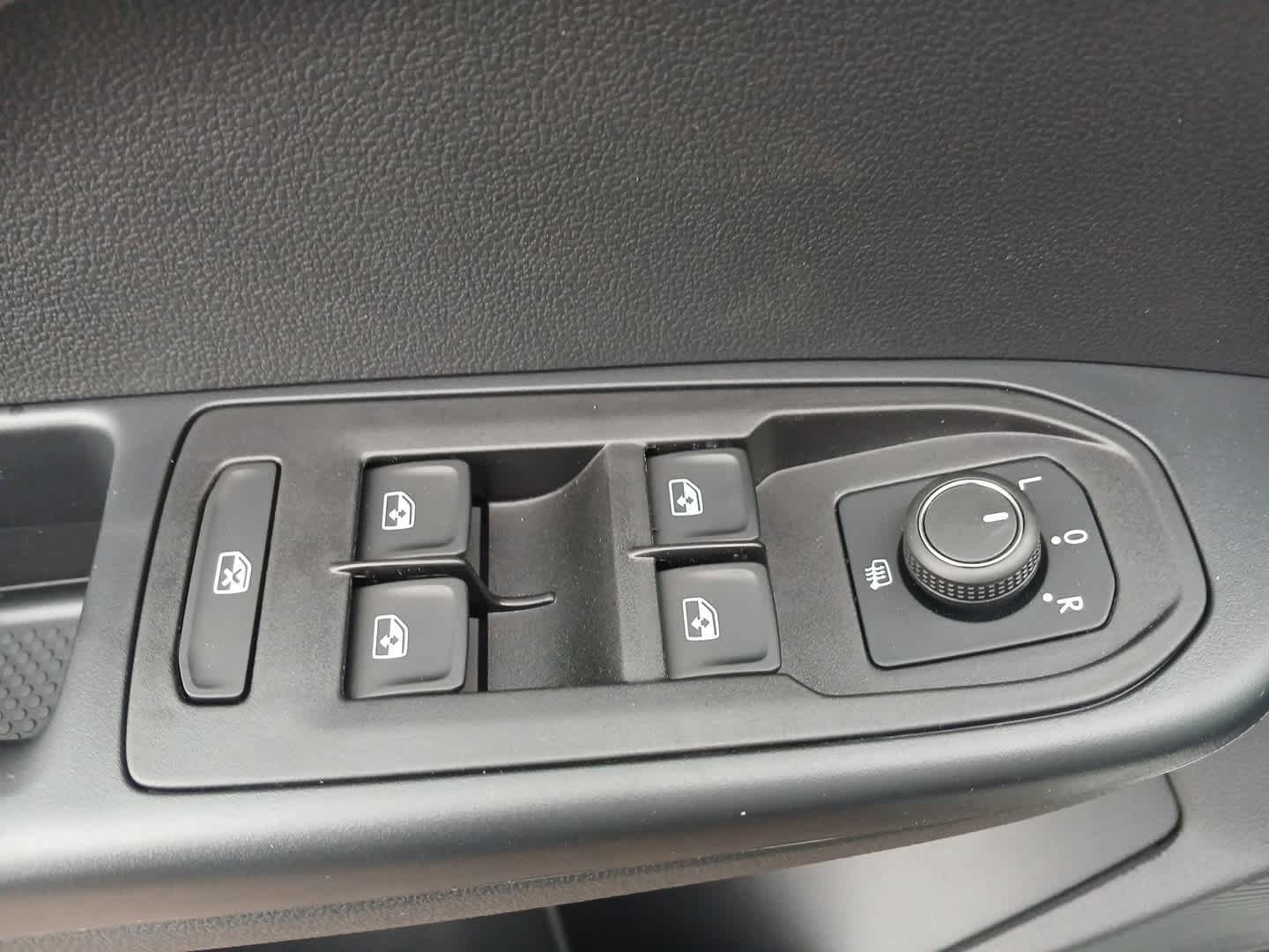2025 Volkswagen Taos SE photo 9