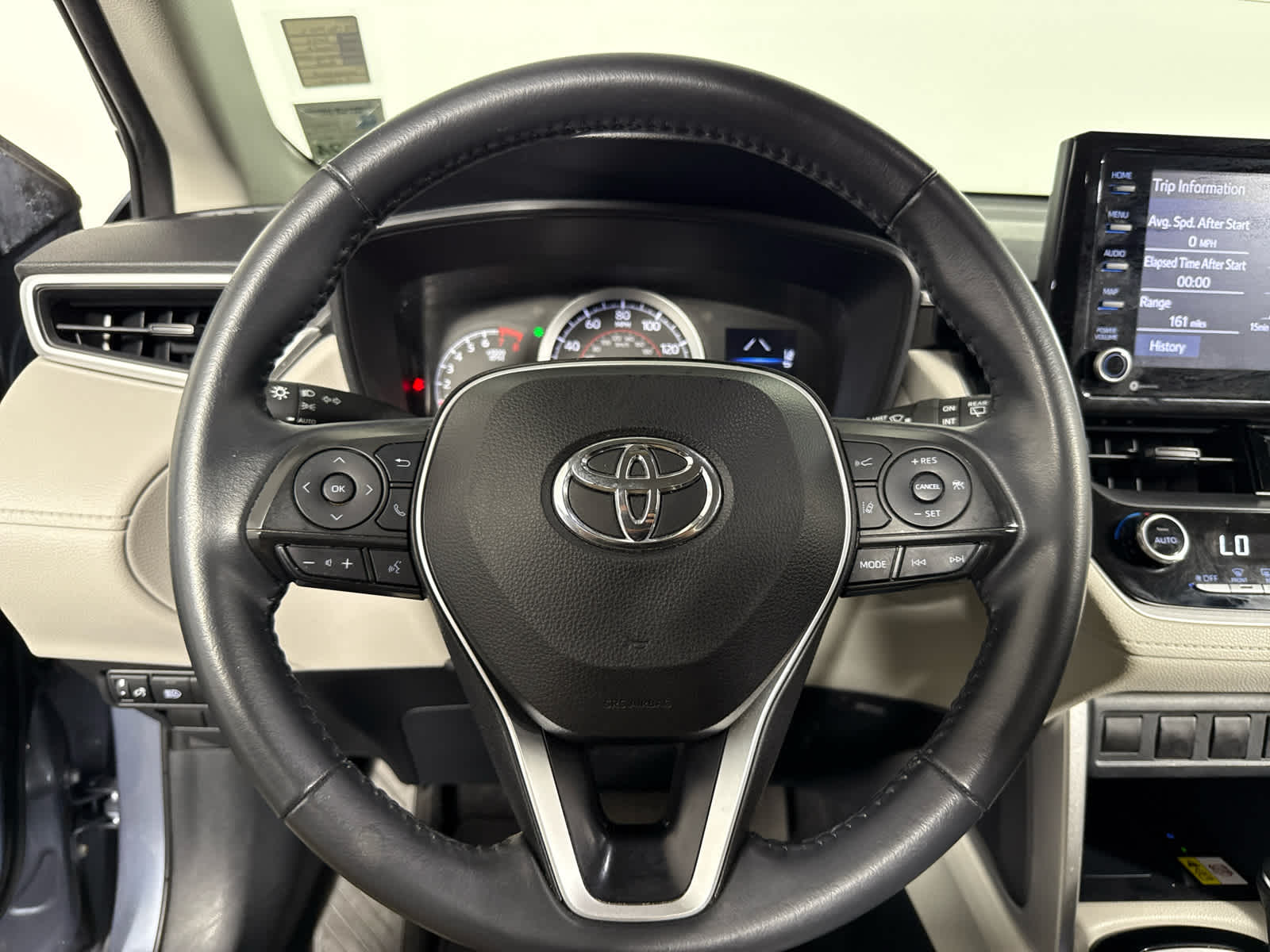 2022 Toyota Corolla Cross LE photo 26