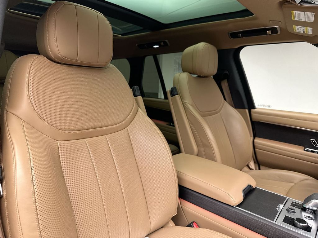 2023 Land Rover Range Rover SE photo 7