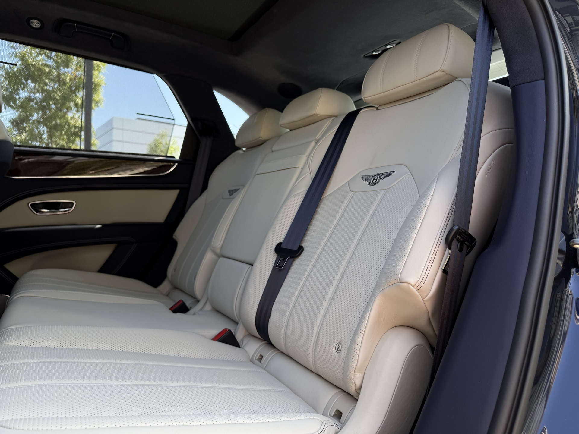 2024 Bentley Bentayga V8 photo 28