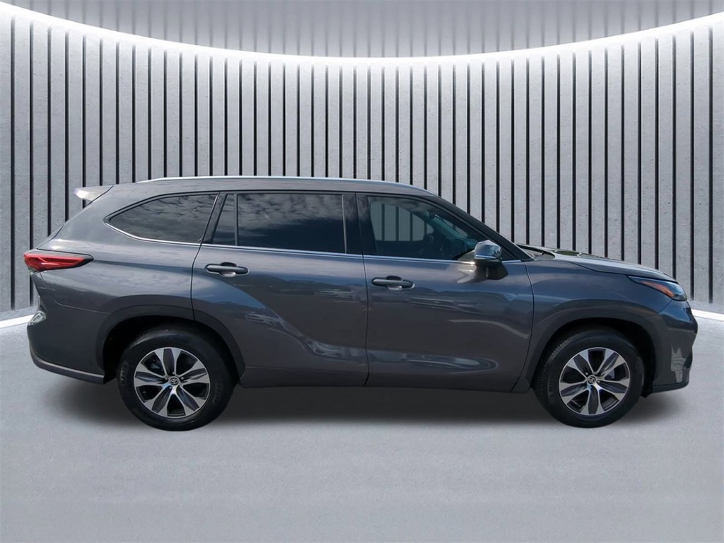 2021 Toyota Highlander XLE photo 3