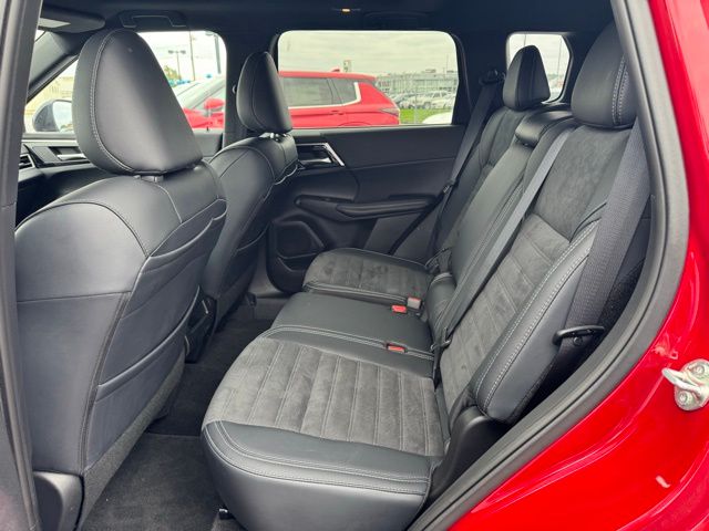 2024 Mitsubishi Outlander photo 16
