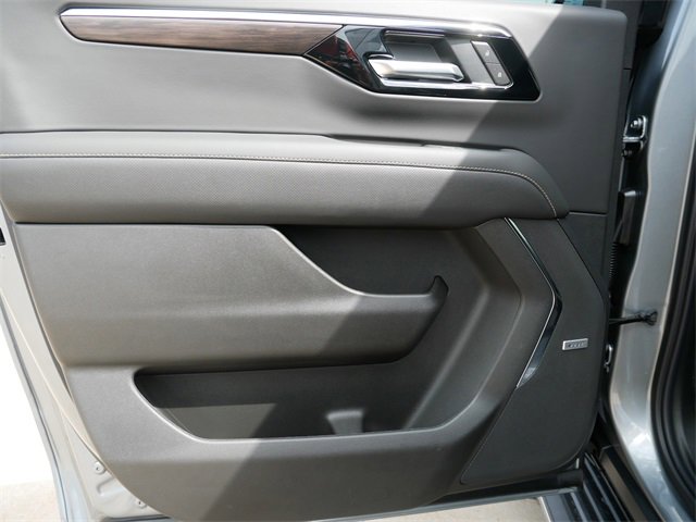 2025 Chevrolet Suburban Premier photo 14