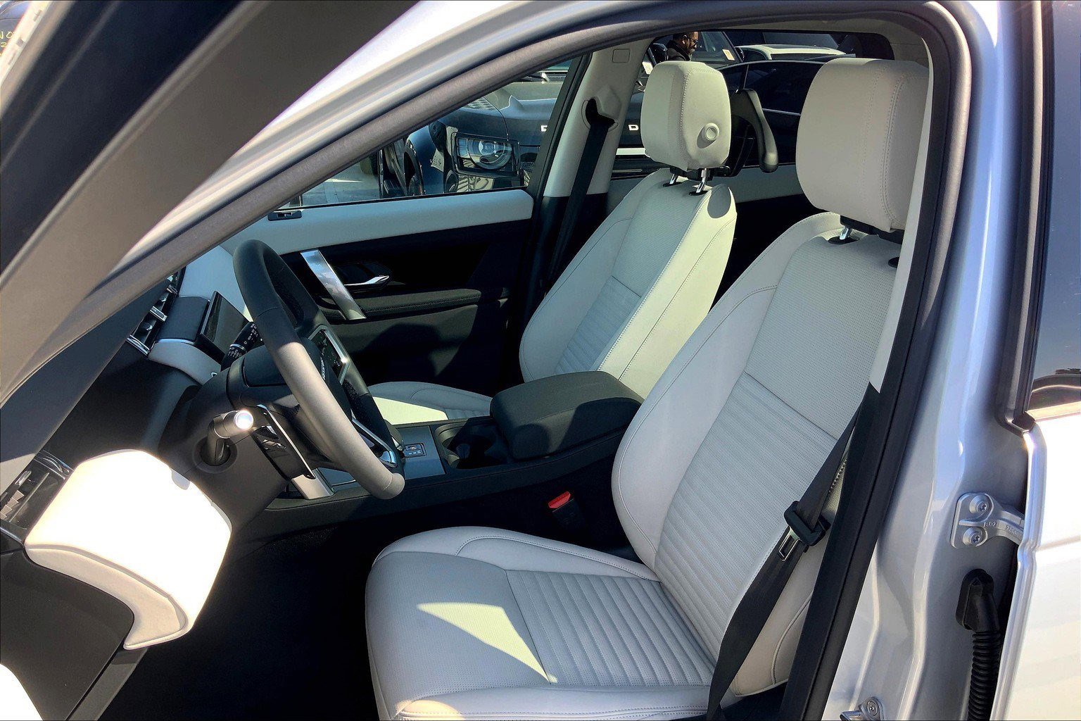 2025 Land Rover Discovery Sport S photo 4