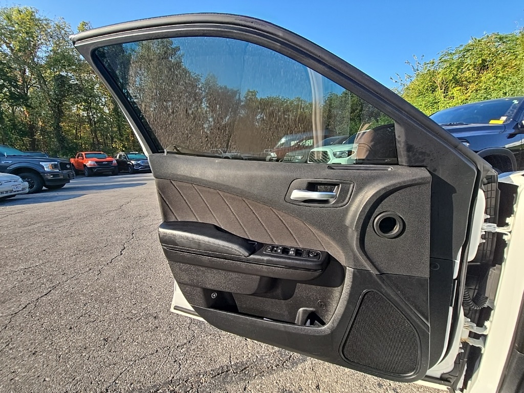 2019 Dodge Charger SXT photo 17