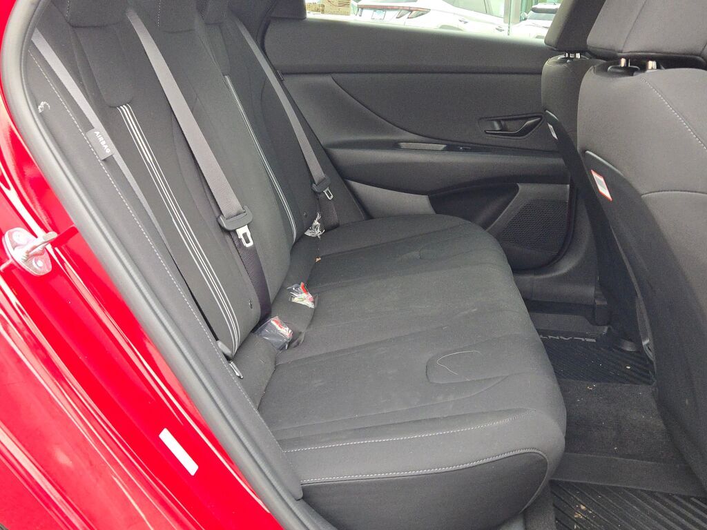 2025 Hyundai Elantra SEL Sport photo 9