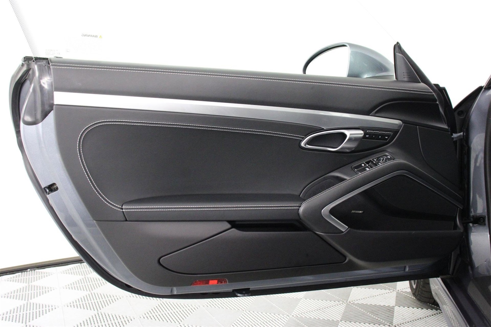 2025 Porsche Cayman photo 17