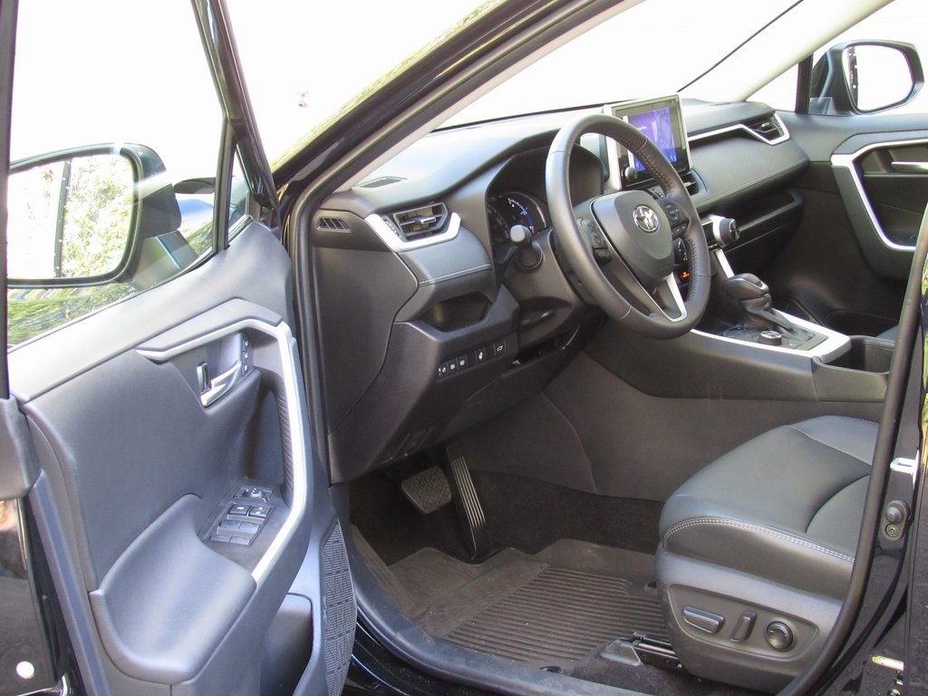 2025 Toyota RAV4 Hybrid XLE Premium photo 7