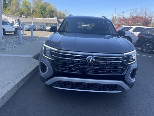 2025 Volkswagen Atlas Peak Edition SE photo 3