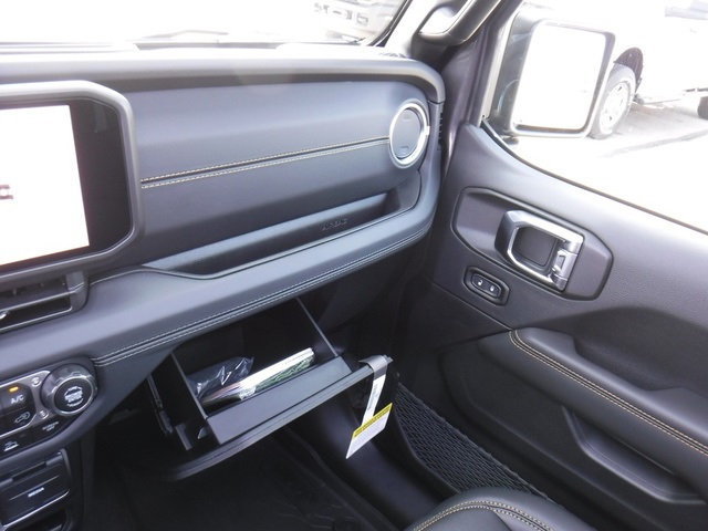 2025 Jeep Wrangler Sahara photo 34