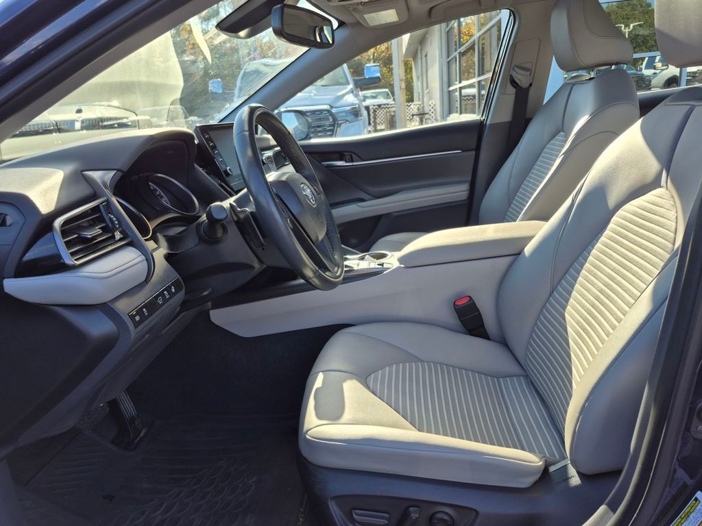 2022 Toyota Camry Hybrid SE photo 2