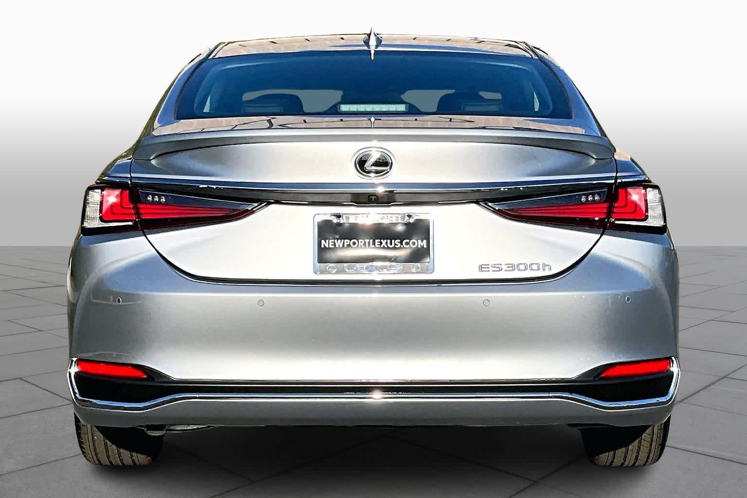 2025 Lexus ES 300h photo 4