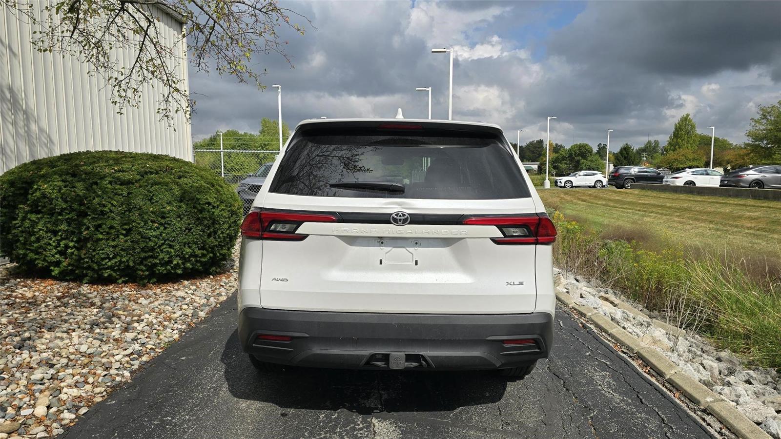2024 Toyota Grand Highlander XLE photo 3