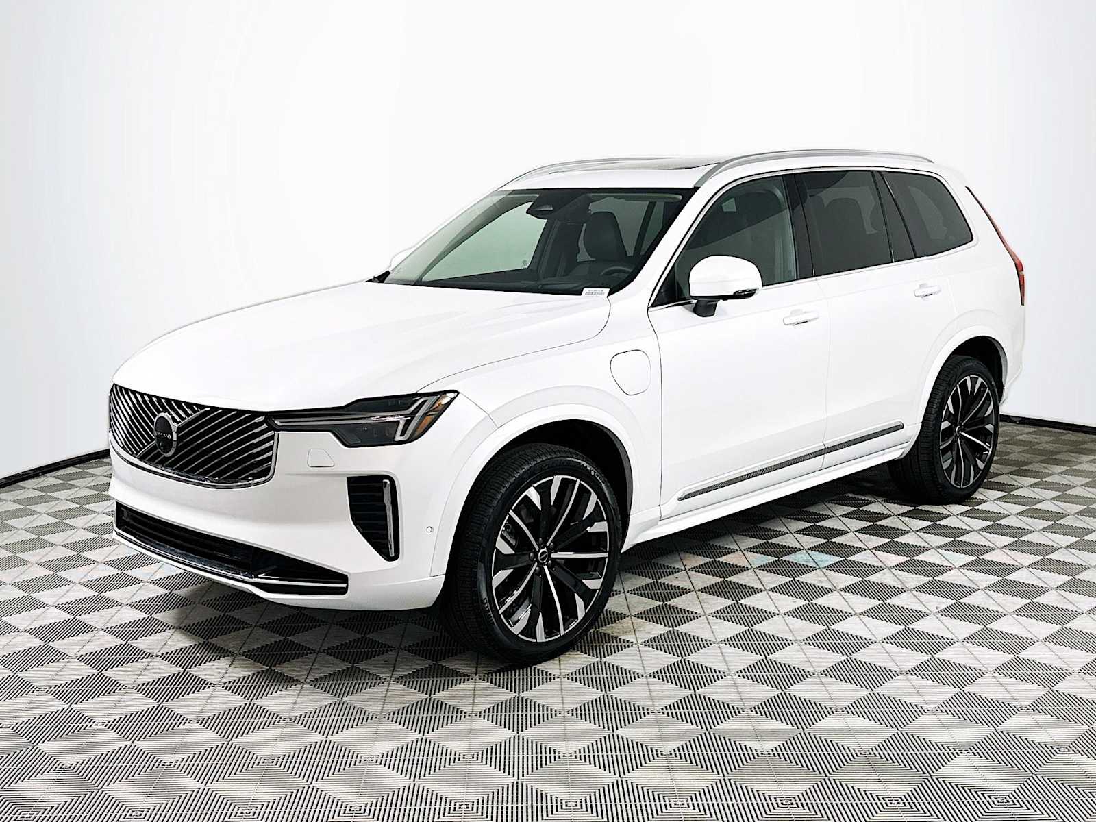 2025 Volvo XC90 T8 AWD photo 3