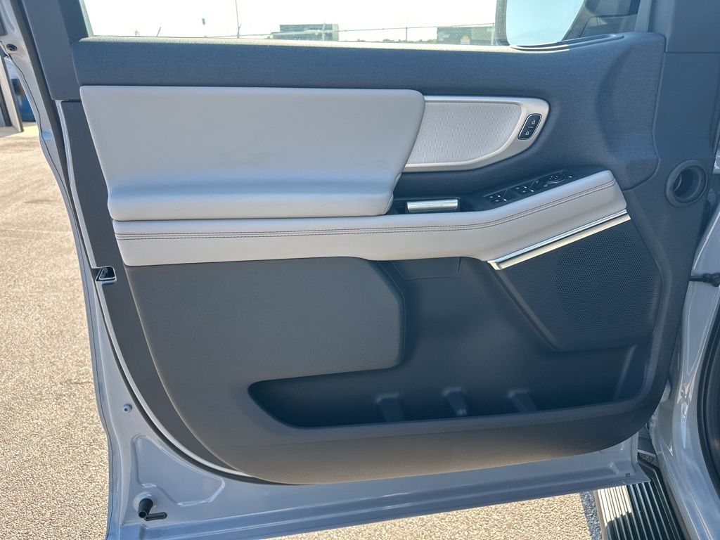 2025 Ford Expedition MAX photo 9