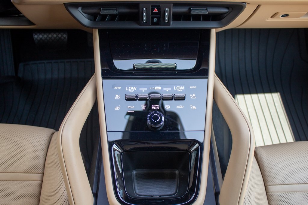 2025 Porsche Cayenne Base photo 18