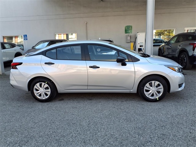 2025 Nissan Versa S photo 4