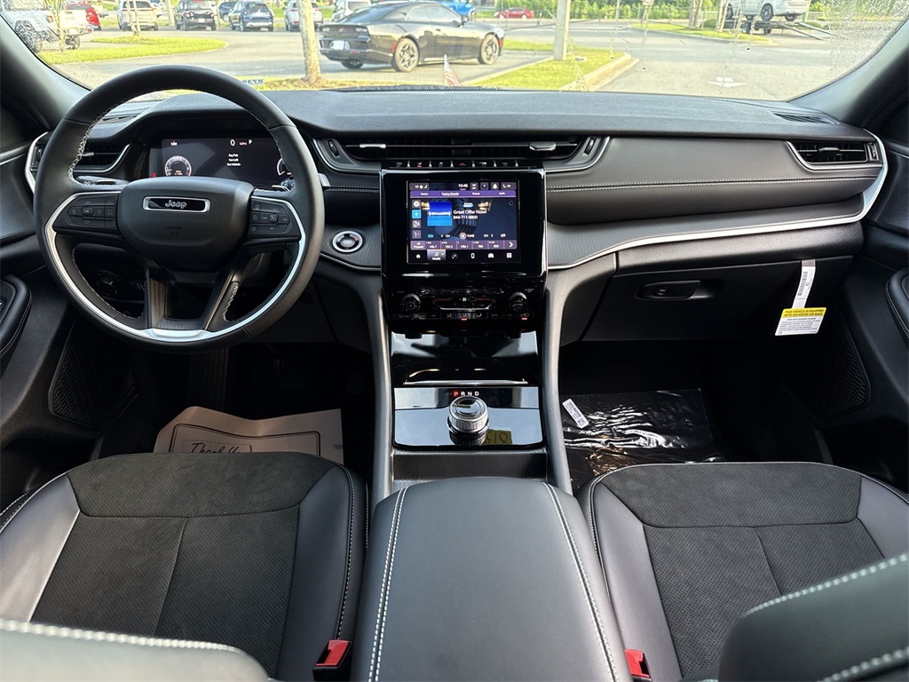 2025 Jeep Grand Cherokee Altitude photo 24