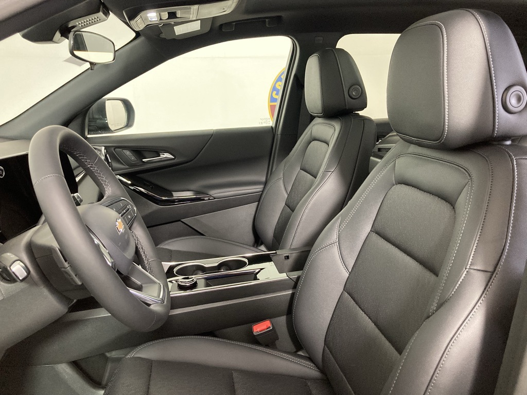 2026 Chevrolet Equinox LT photo 2