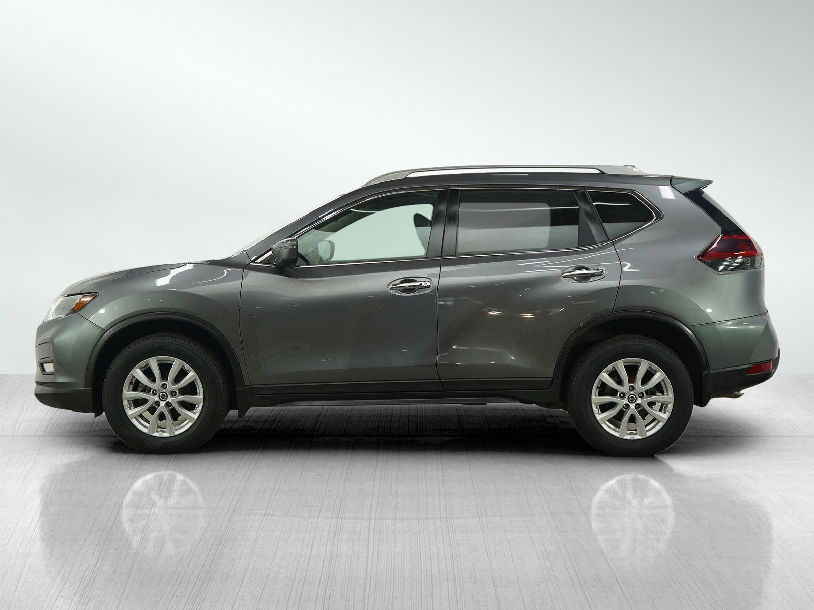 Used 2018 Nissan Rogue SV with VIN 5N1AT2MV1JC747194 for sale in Wayzata, Minnesota