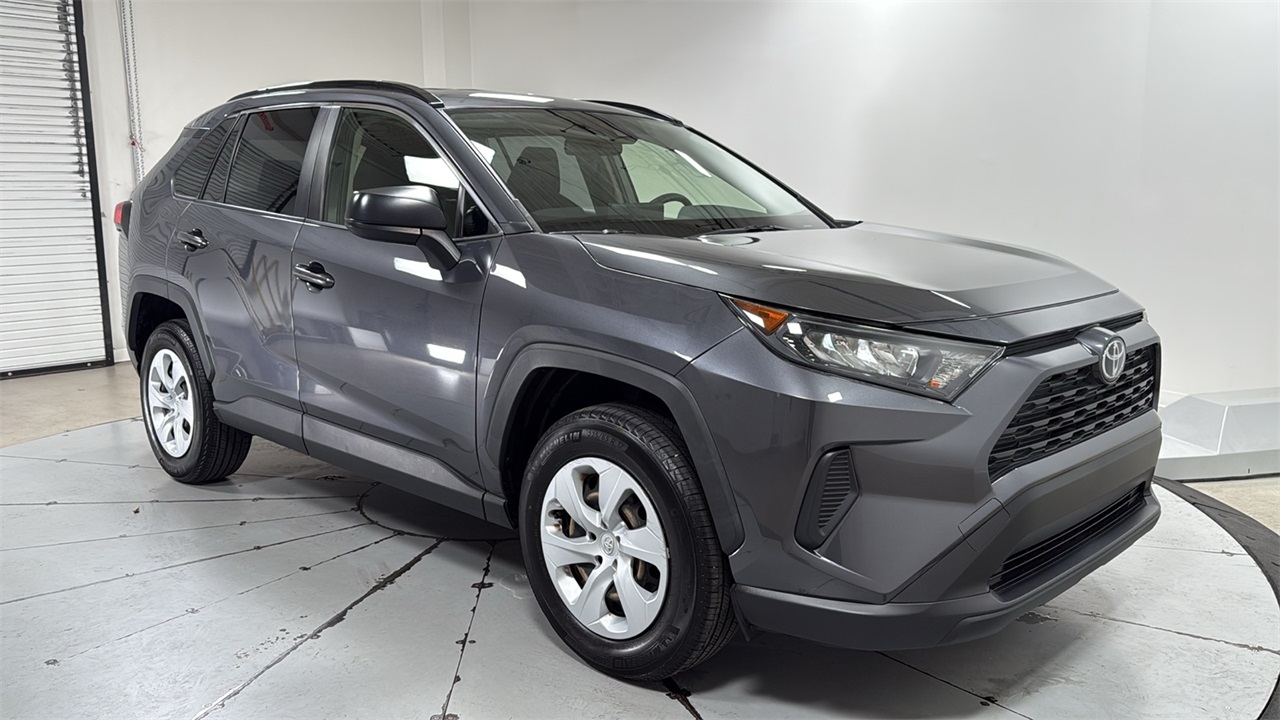 2019 Toyota RAV4 LE photo 3
