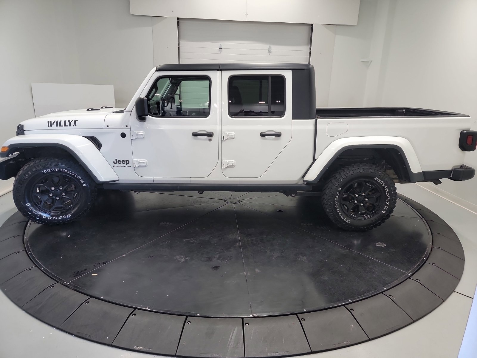 2021 Jeep Gladiator Willys Sport photo 2