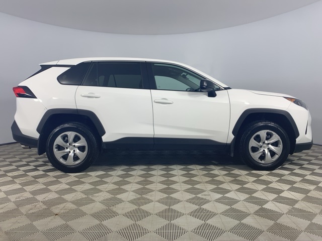 2022 Toyota RAV4 LE photo 8