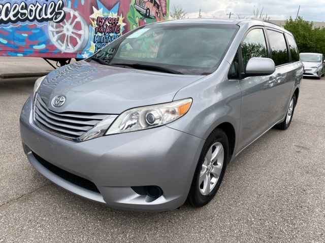 2016 Toyota Sienna LE photo 3